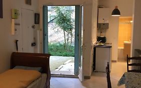 Proche Du Chateau De Versaillles Une Chambre Avec Jardin