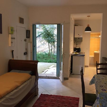 Proche Du Chateau De Versaillles Une Chambre Avec Jardin Versailles Extérieur photo